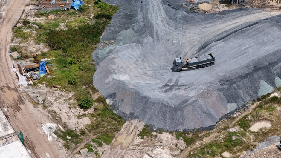 widok na plac budowy z przygotowaną warstwą stabilizacyjną z kruszywa