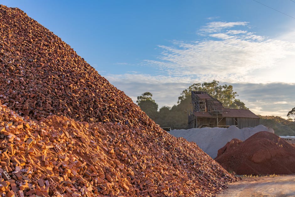 stos różnych rodzajów kruszyw przygotowanych do transportu na plac budowy