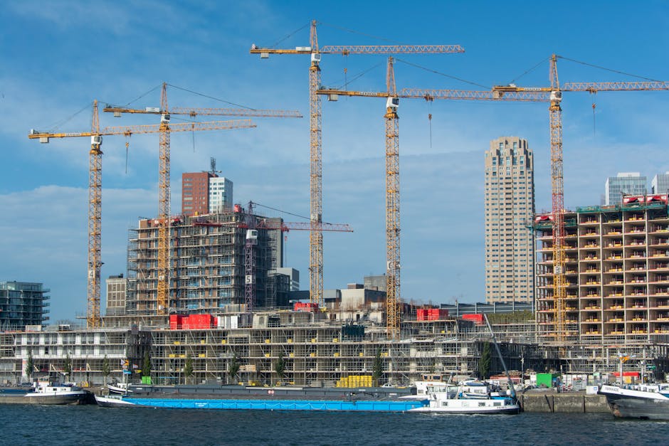 Widok na plac budowy z dostawą kruszywa w tle, symbolizujący nowoczesną logistykę materiałów sypkich