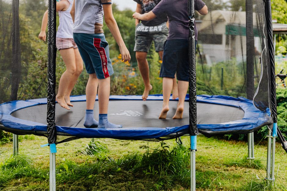 profesjonalne przygotowanie podłoża pod trampolinę z wykorzystaniem kruszyw