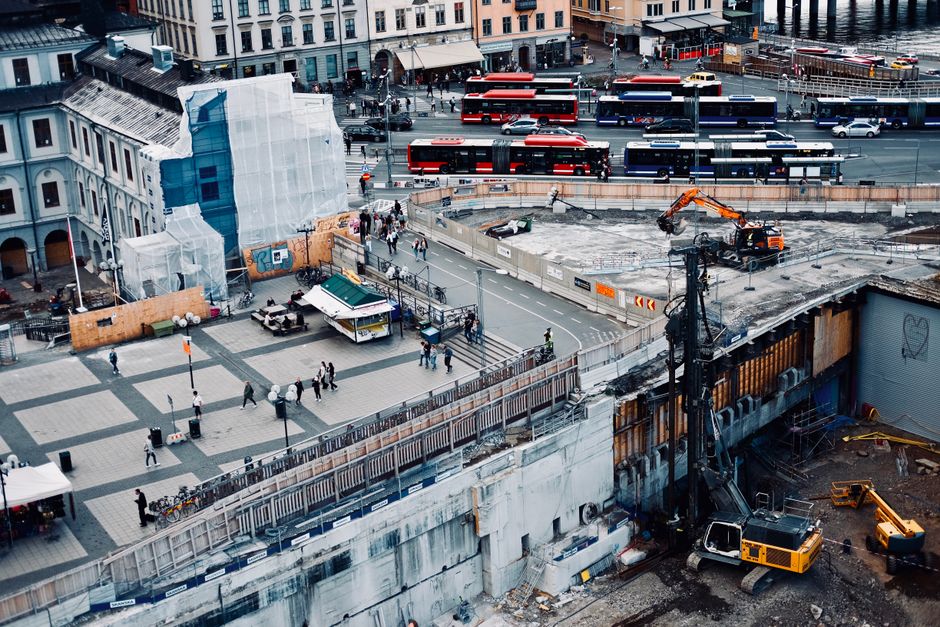 Widok na plac budowy z widocznymi usterkami strukturalnymi podłoża wymagającymi interwencji inżynieryjnej