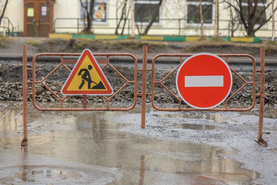 ciężarówka z kruszywem utykająca na grząskim wjeździe na budowę