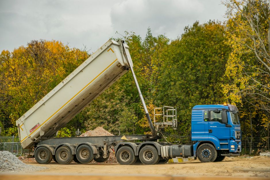 construction logistics transport, transport materiałów sypkich na plac budowy