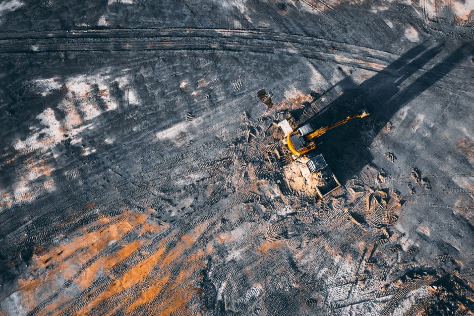 Operator koparki pracujący na odpowiednio przygotowanym podłożu z kruszywa