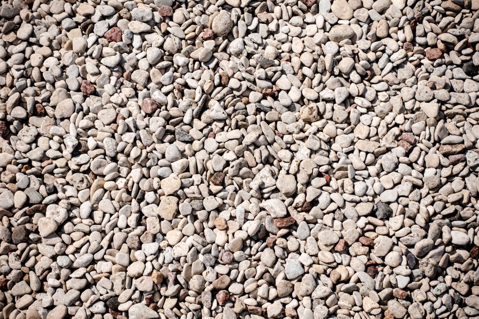 profesjonalna nawierzchnia mineralna w ogrodowej alejce